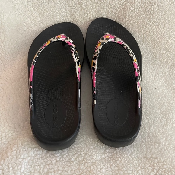 OOFOS OOLALA Limited Edition Multicolored Flip Flop Sandals - Picture 4 of 7